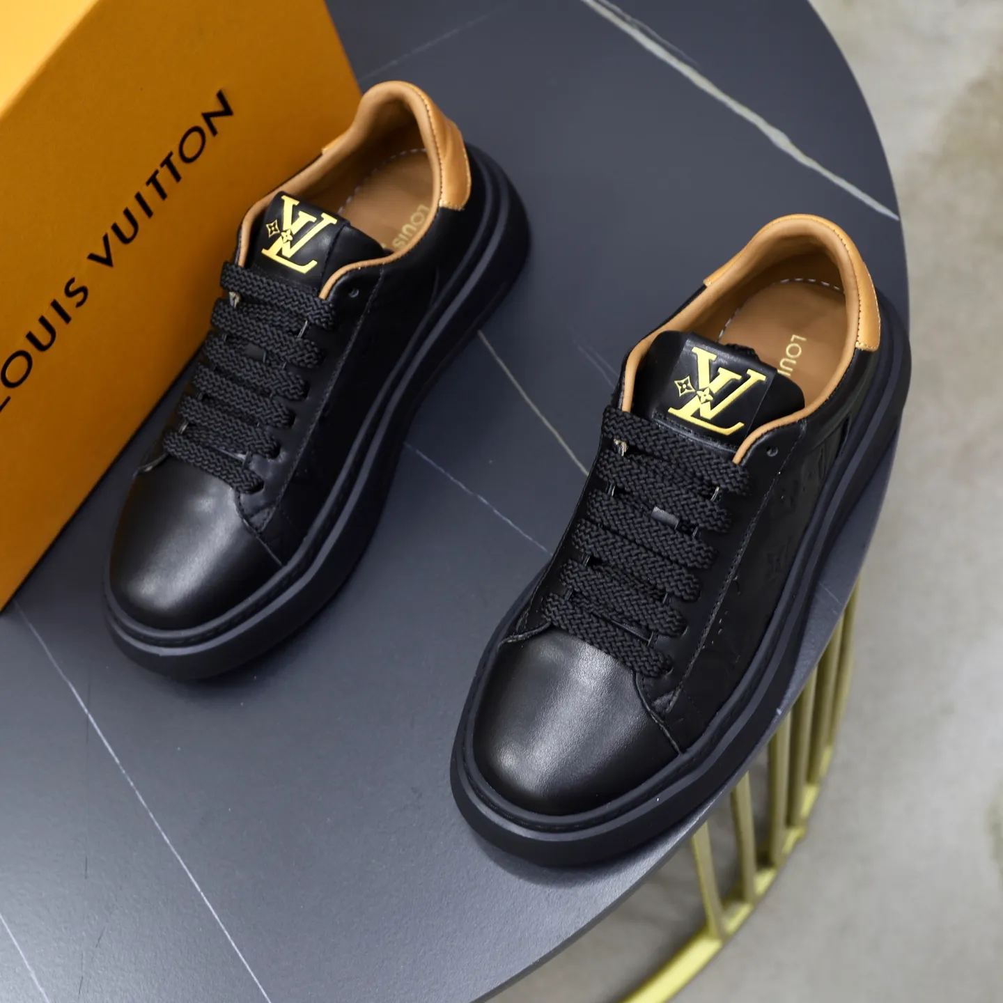 Ex-factory price: 480💰🙅‍♂️🙅‍♂️🙅‍♂️ Brand: LV Louis Vuitton Standard code: 38-44 (45 customized) Grade: Same as the official website Material: Original cowhide fabric Comfortable cowhide lining Increased lightness, wear-resistant and soft outsole Style category: Men's fashionable casual shoes Running sneakers Distinguished luxury brand elements Top luxury Color: actual picture color